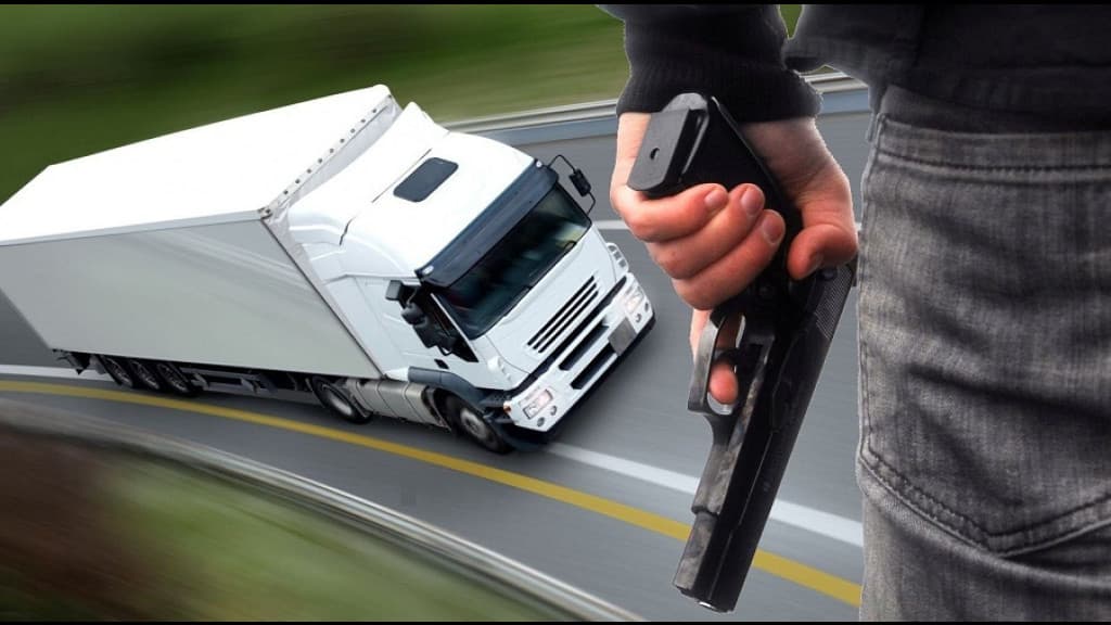 Caminhoneiro é sequestrado e roubado por bandidos em rodovia de SC