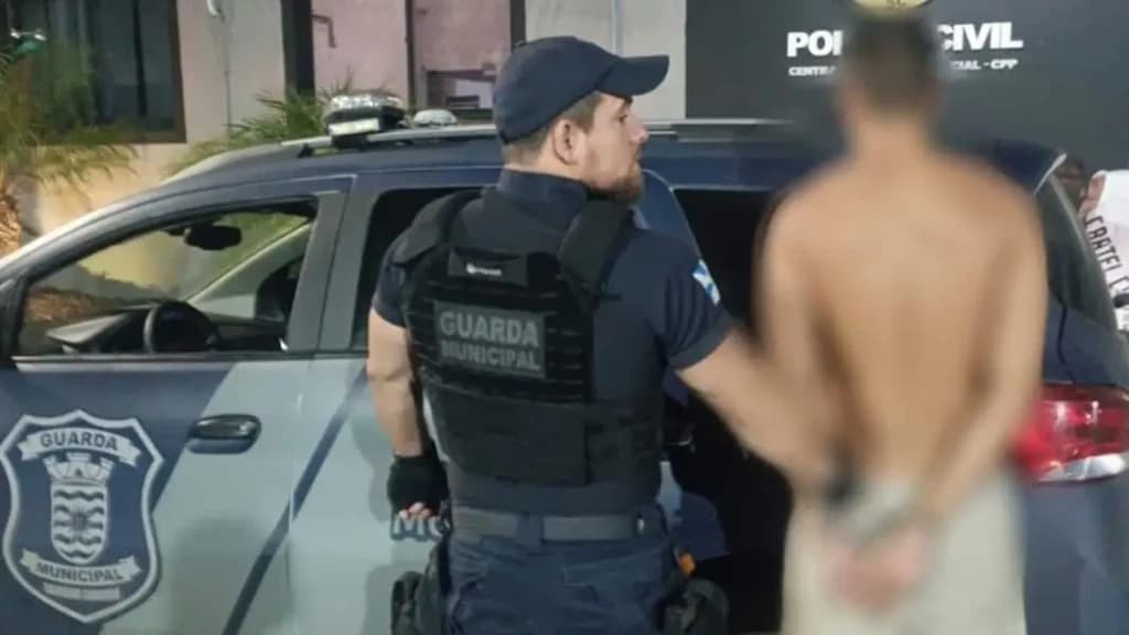 Jovem é preso na Praça da Bíblia após agredir namorada, em Balneário Camboriú