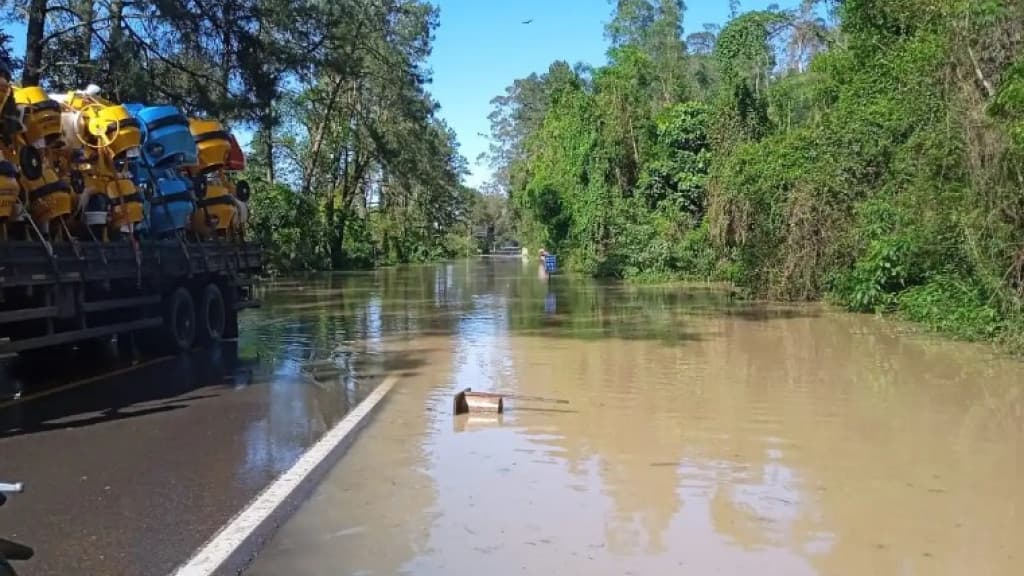 Alagamento interrompe BR-470 no Alto Vale