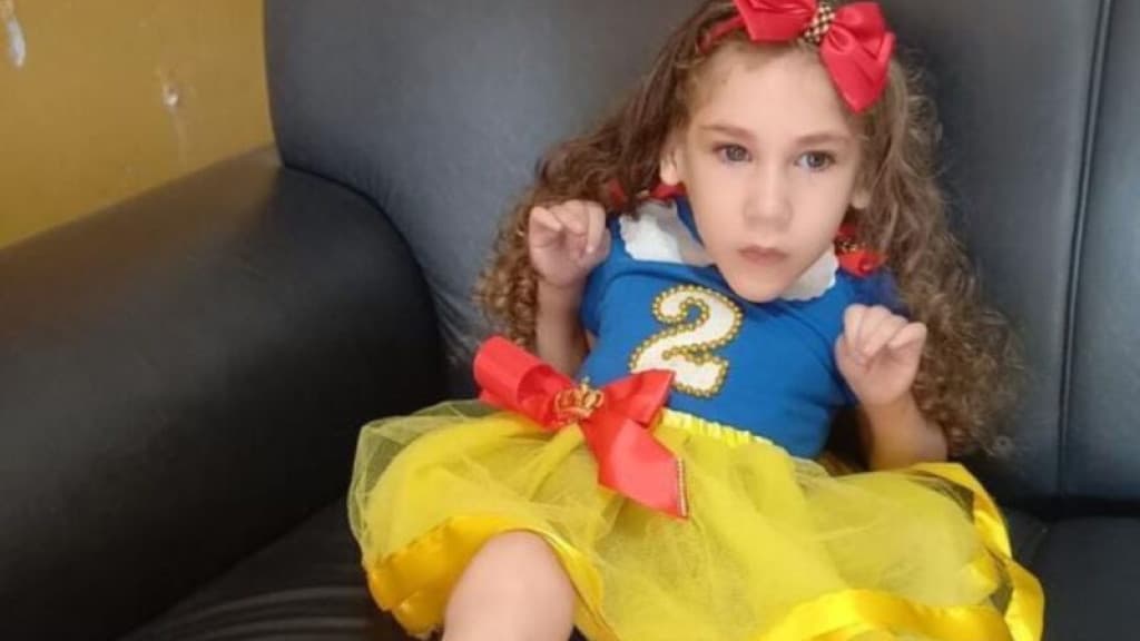 Criança com paralisia cerebral e microcefalia precisa de cadeira de rodas especial