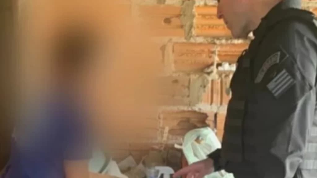 Mulher é presa após jogar soda cáustica no pênis do marido ao descobrir traição