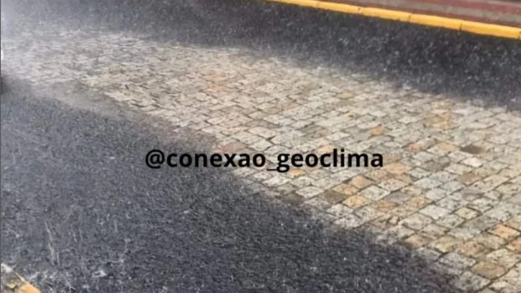 Chuva negra é registrada em Brusque durante incêndio gigantesco em fábrica