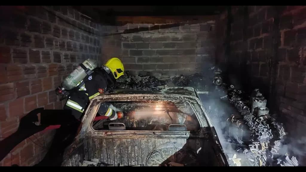 Chamas tomam conta de oficina mecânica em Blumenau
