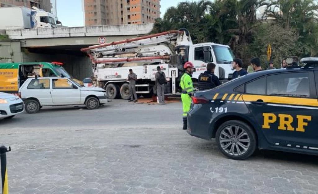 Motorista morre em acidente com caminhão em Itapema