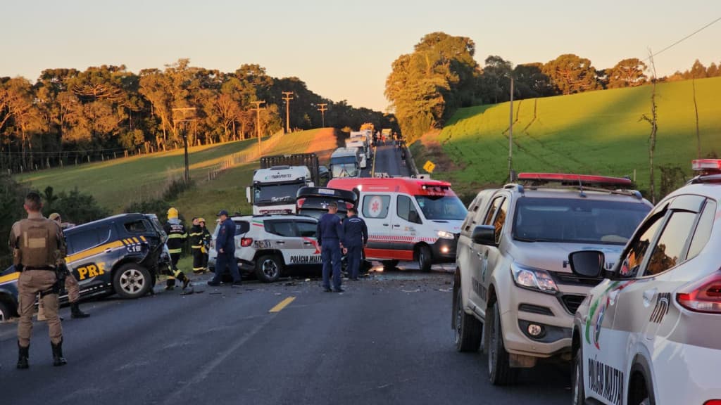 Motorista morre após bater veículo contra viatura durante perseguição policial na BR-280