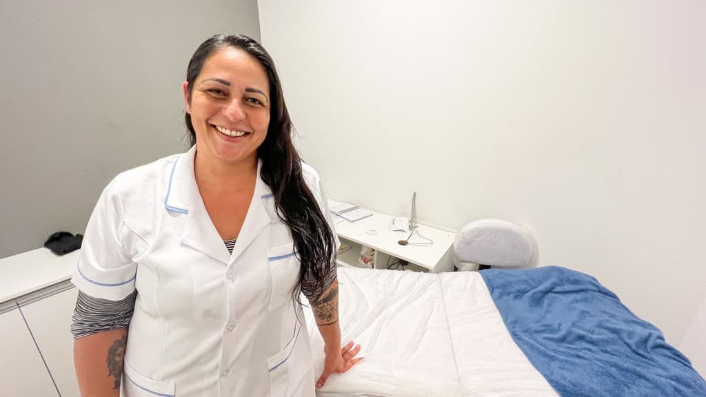 Um recomeço em Tijucas: massoterapeuta se destaca após luta contra depressão
