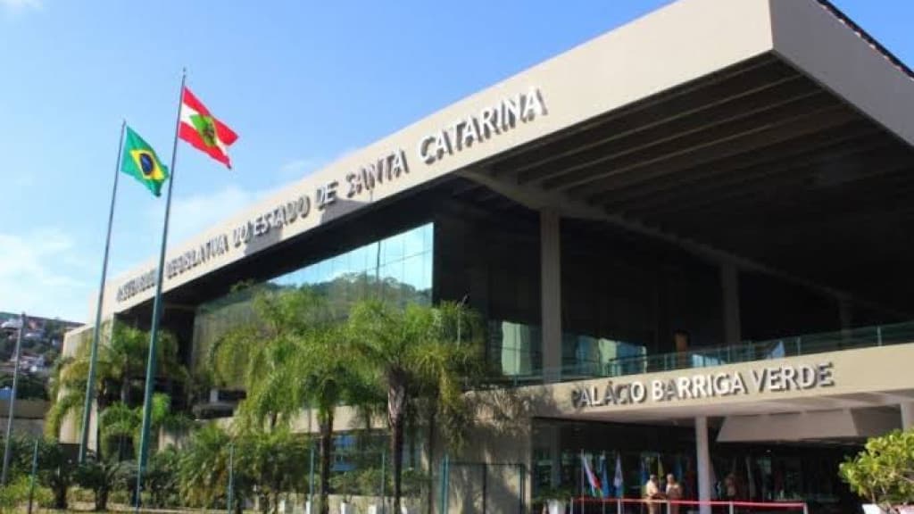 Em 58 segundos, deputados de SC aprovam aumento dos próprios salários em até 50%
