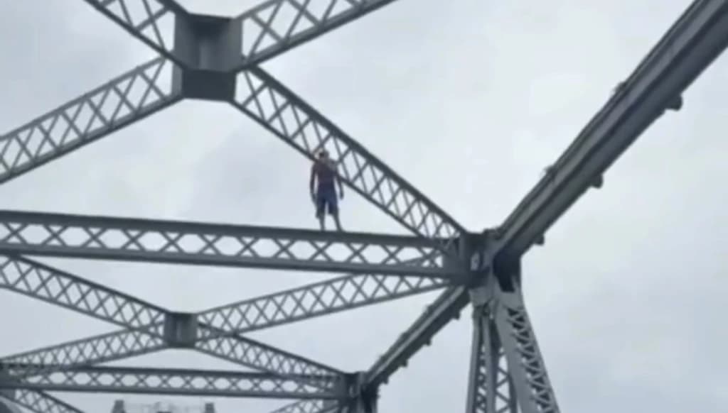 Homem ameaça se jogar e ponte Hercílio Luz é interditada em Florianópolis