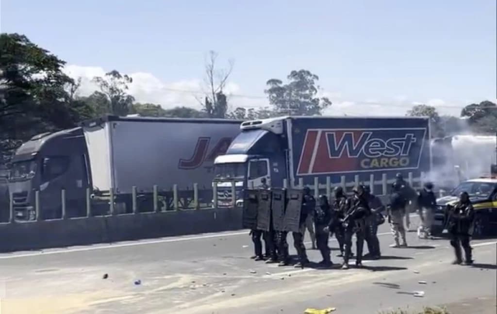 PRF e manifestantes entram em confronto na BR-101