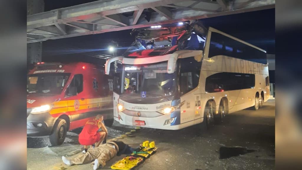Passageira é arremessada após ônibus colidir no túnel dos Bombeiros, em Itapema