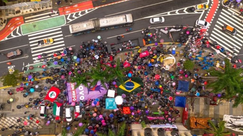 Apoiadores de Lula convocam “ato pela democracia “, mas lotam apenas calçada em esquina de SP