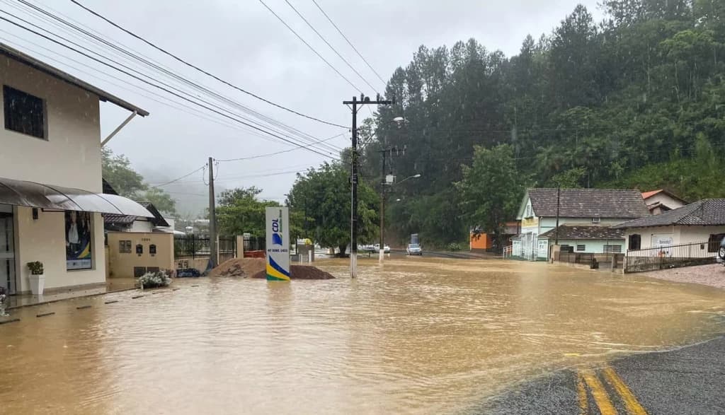 URGENTE: Novo ciclone chega a Santa Catarina e deixa Defesa Civil em alerta máximo
