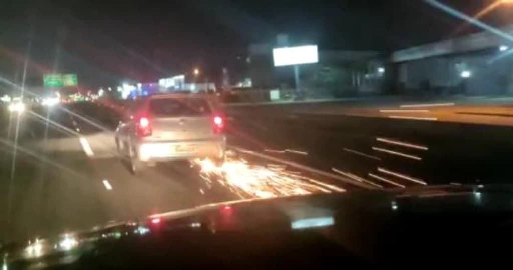VÍDEO: Carro é flagrado circulando sem pneu na BR-101