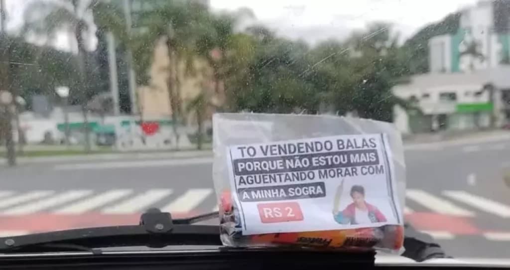 Homem vende balas em sinal de SC por não aguentar mais a sogra e viraliza