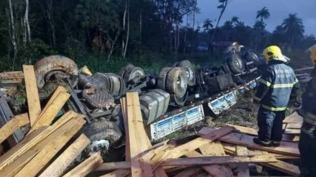 Caminhoneiro morre após saída de pista na SC-414 em Navegantes