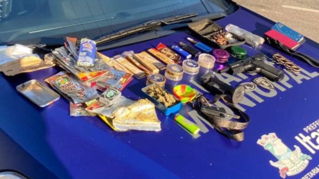 Motorista é detido com drogas e arma falsa em Itapema