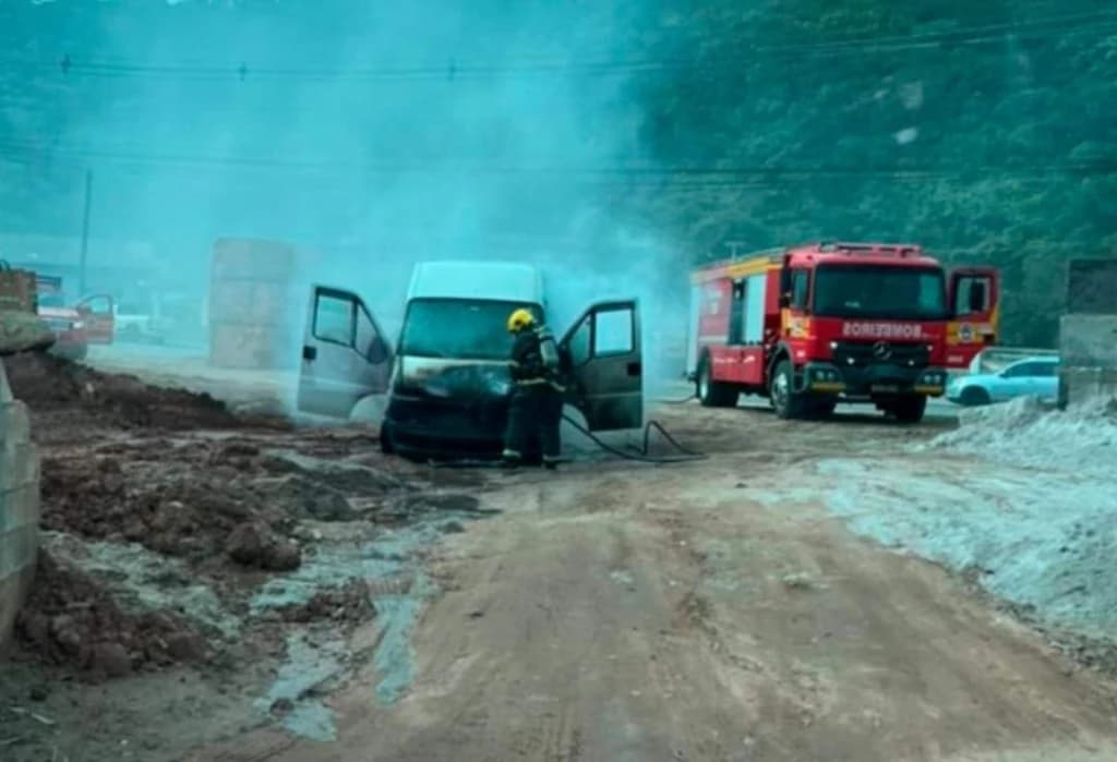 Van de Tijucas pega fogo em Bombinhas