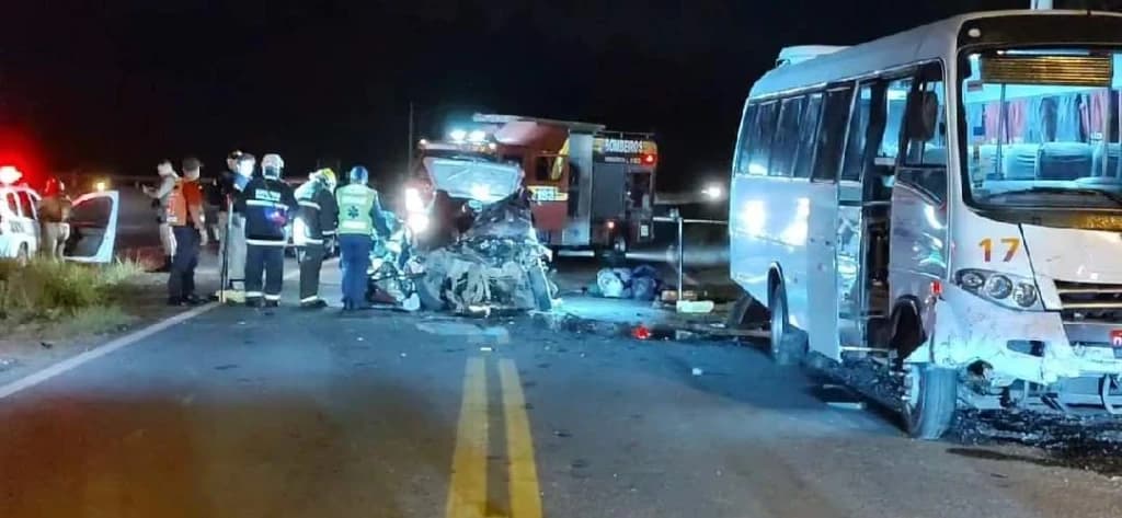 Morre bebê vítima de acidente entre carro e micro-ônibus na BR-470