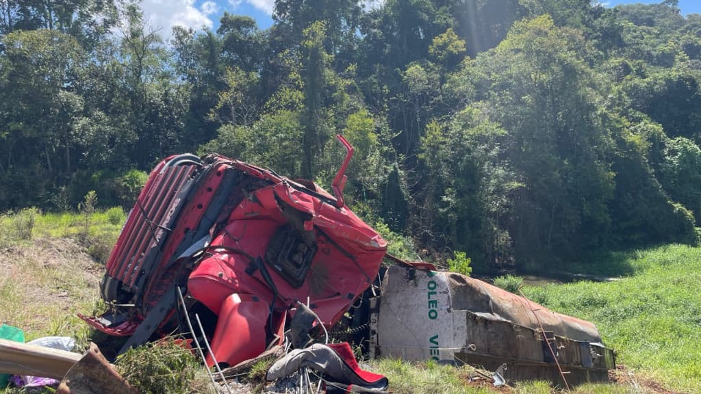 Capotamento de carreta deixa trabalhador ferido na SC-155