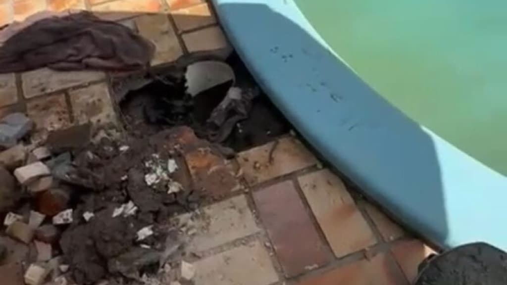 Menino de 2 anos é resgatado após ficar preso em ralo de piscina, em Bombinhas