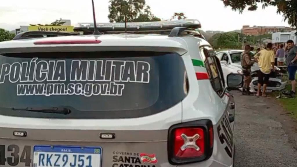 Veículo Ford Fusion colide contra árvore na SC-410