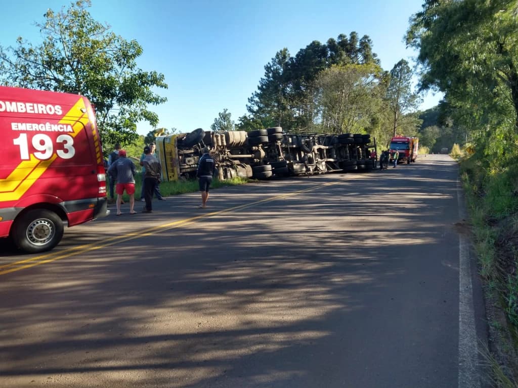 Motorista sai sem nenhum arranhão após carreta tombar em SC