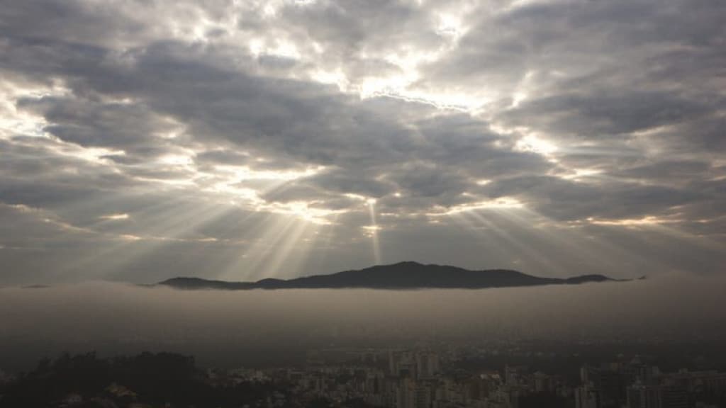 Calor e chuvas isoladas: confira a previsão do tempo em SC