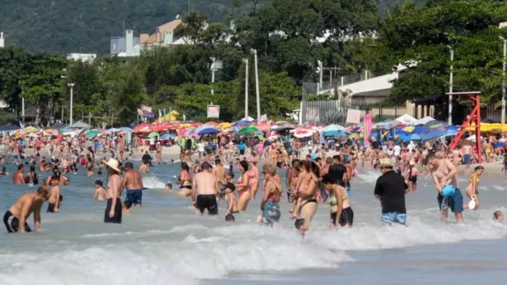 Calor intenso e risco de chuvas no primeiro dia de verão em SC