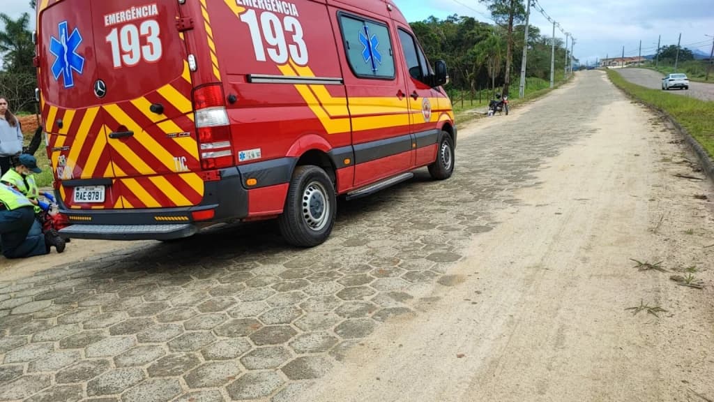 Acidente entre moto e bicicleta deixa duas pessoas feridas em Canelinha