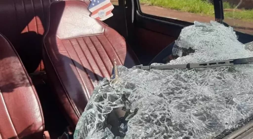 Chevette é apedrejado e imagem da Nossa Senhora Aparecida fica intacta