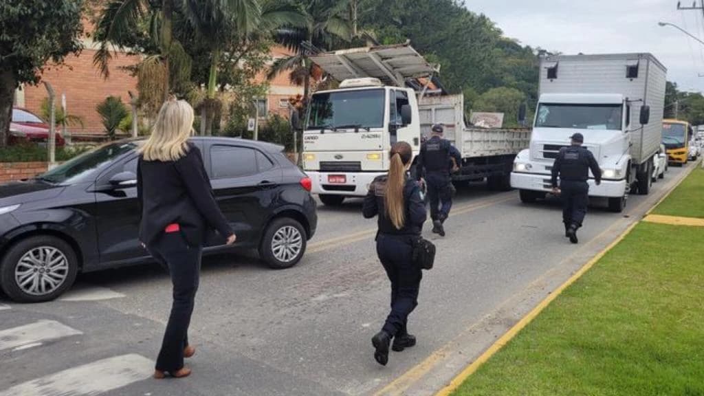 Guarda Municipal libera trecho em Porto Belo