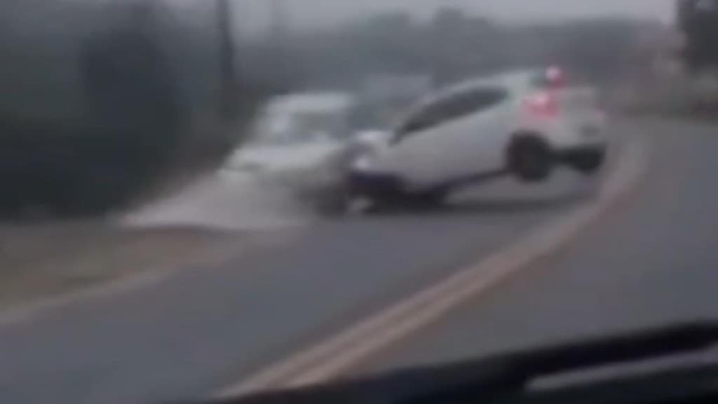 “Agora foi”: vídeo mostra momento exato de gravíssimo acidente em SC