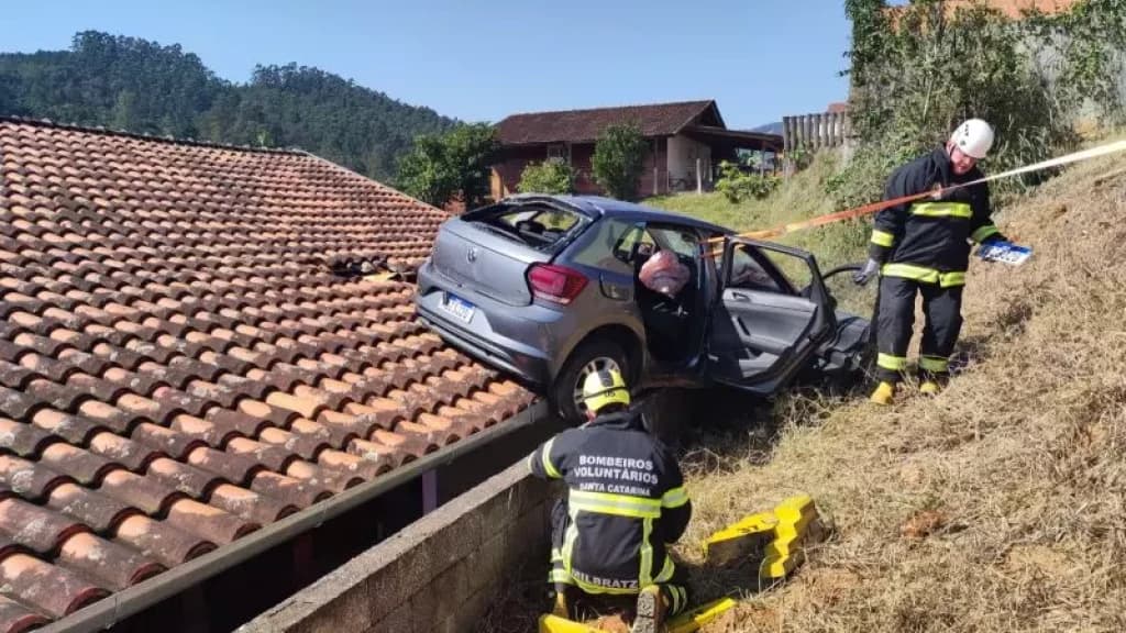 Idosa perde controle de veículo e vai parar em telhado de residência