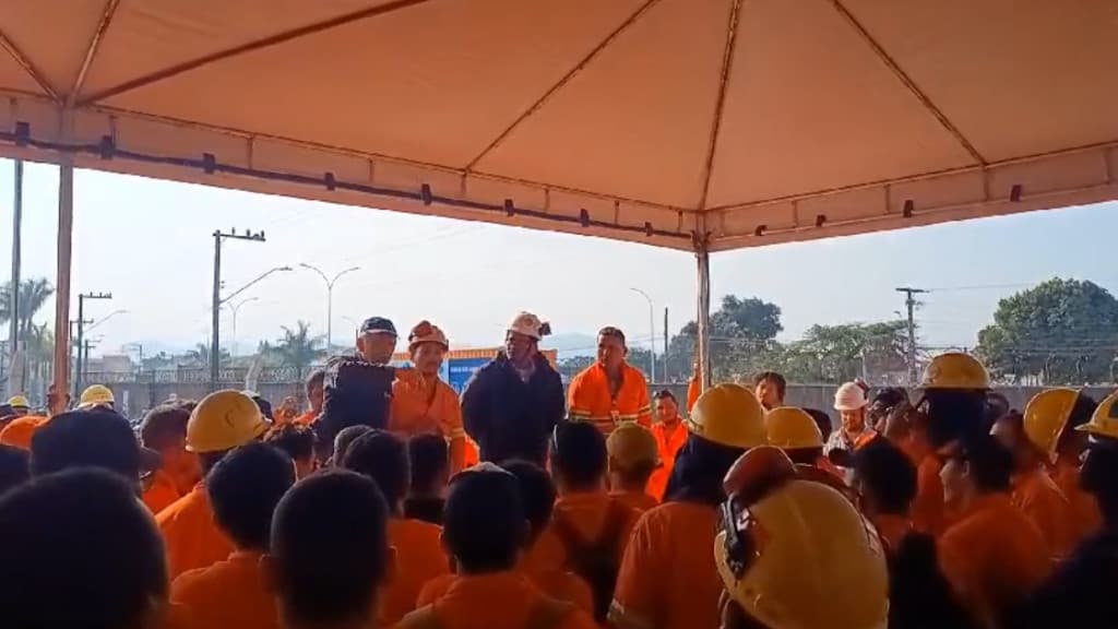 “Vão aprender a respeitar os peão”: trabalhadores entram em greve no terminal do Porto de Navegantes