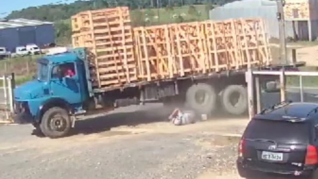 “Milagre”: Caminhão passa por cima de motociclista após colisão e o impossível acontece