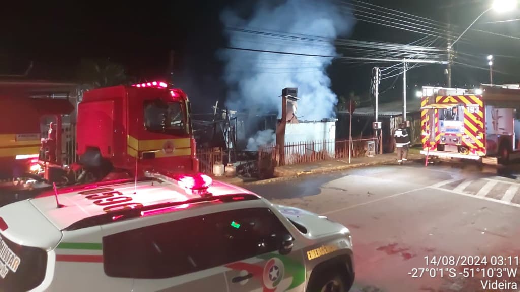 Casal morre carbonizado em incêndio dentro de residência
