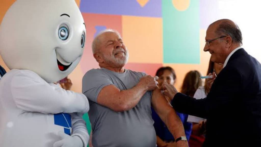 Governo Lula deixa SC com estoque zerado de vacinas contra a Covid-19