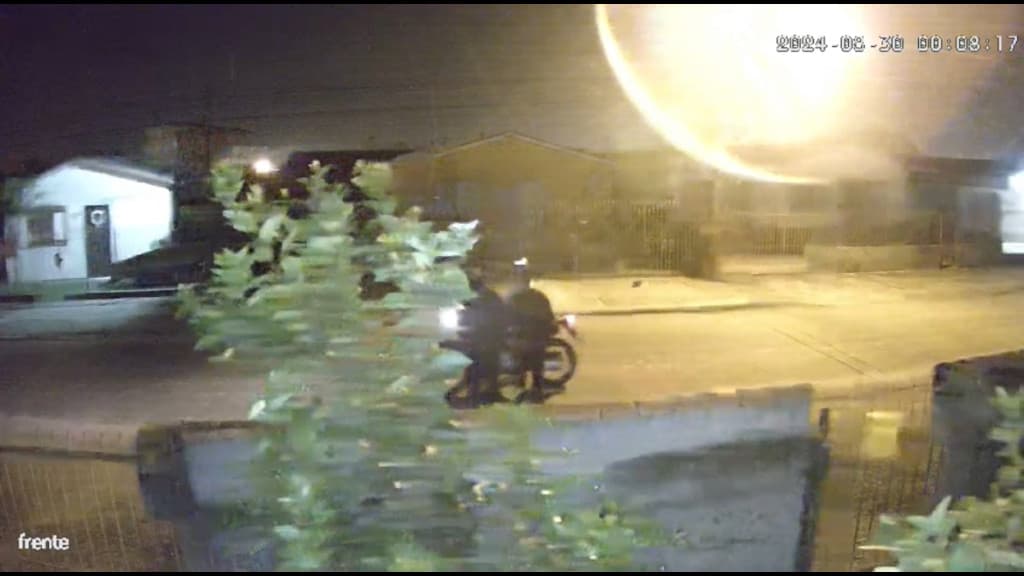 Homem é brutalmente atacado a tiros por motociclista; câmera registra cena
