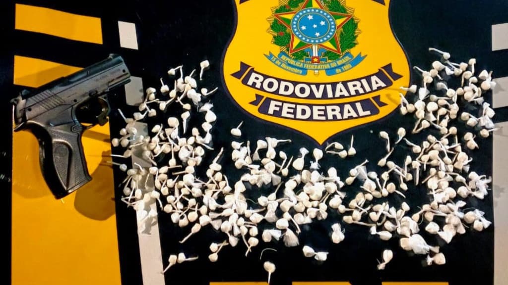 Homens são presos com cocaína e arma simulacro na BR-101 em Palhoça