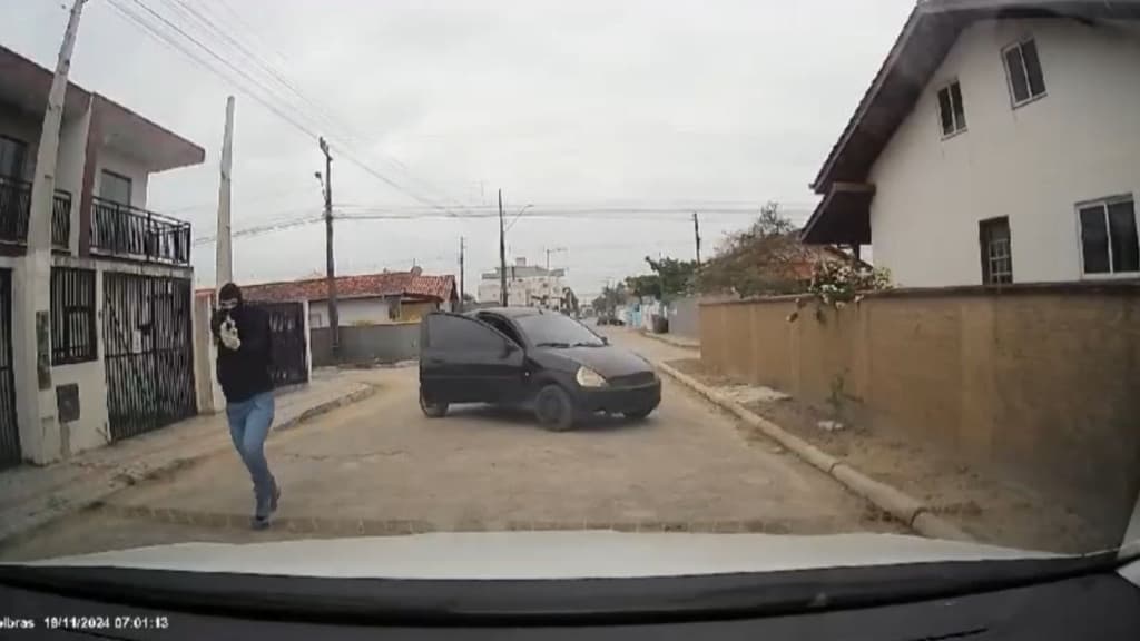 Bandido não percebe câmera em carro e é filmado roubando veículo de professora em SC