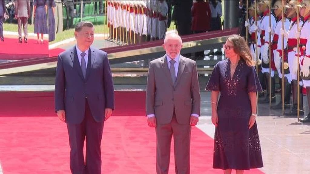 Diferente do habitual Lula recebe Xi Jinping no Palácio da Alvorada com honras militares