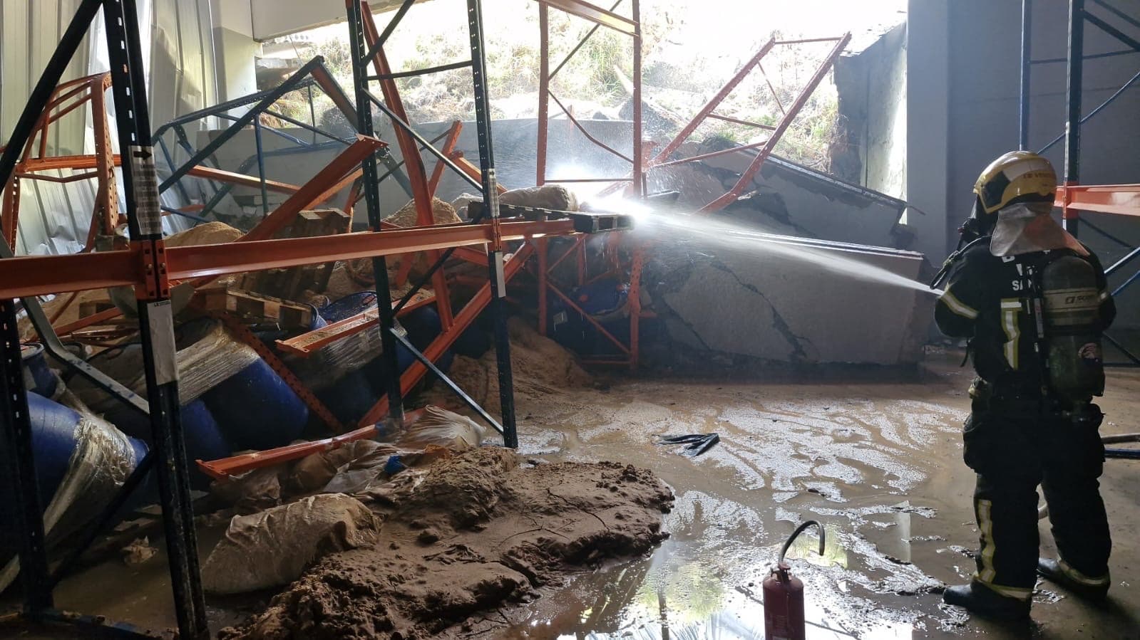 Galpão interditado pega fogo e mobiliza bombeiros em Camboriú