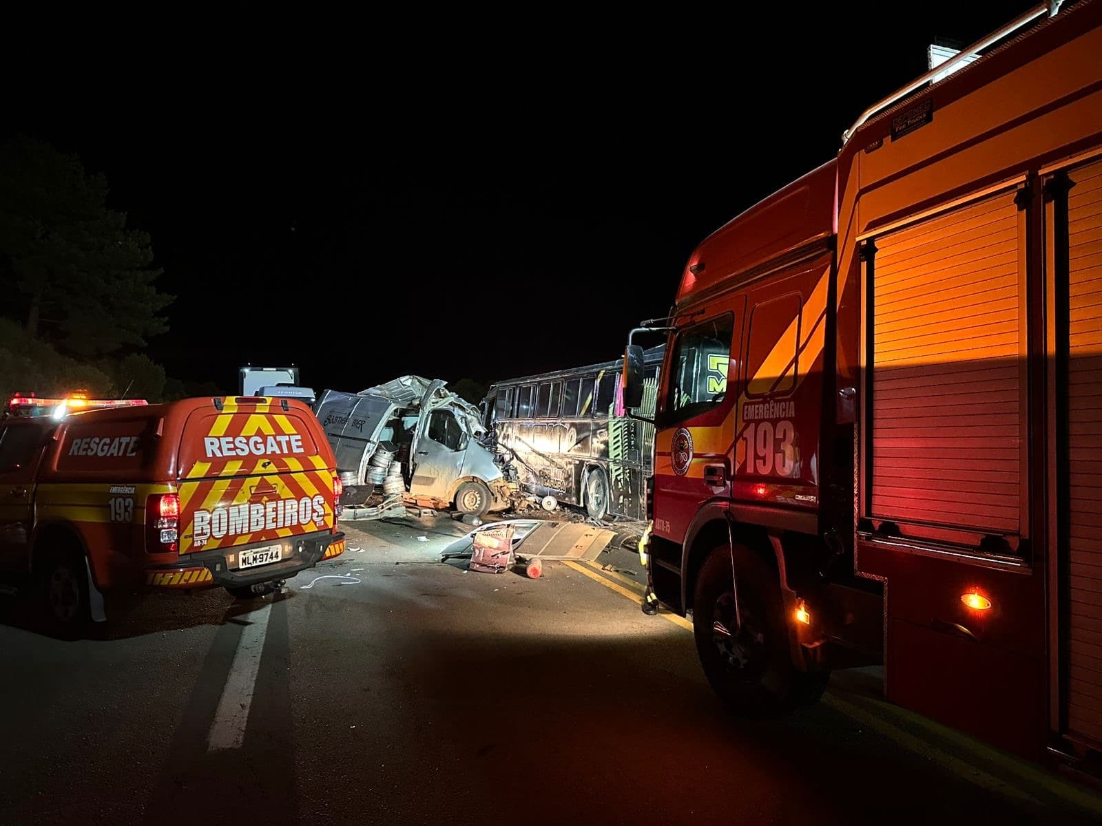 Tragédia na BR-470: colisão entre van e ônibus de banda deixa um jovem morto e feridos