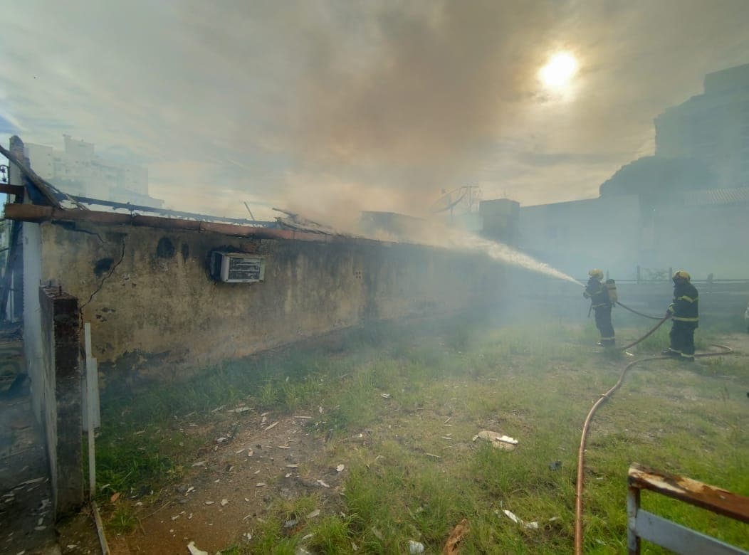 Incêndio destrói casa em São José na manhã de Natal