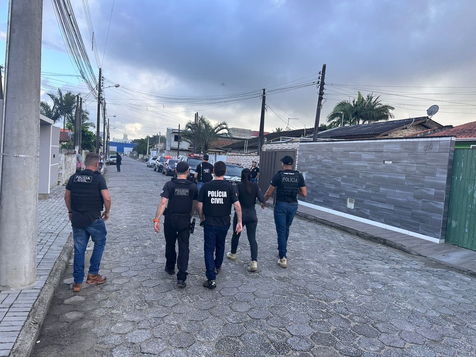 Traficantes presos em Tijucas durante operação policial contra organização criminosa