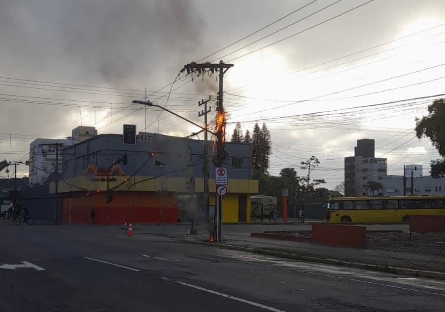 Centro de Joinville vira cenário de caos após incêndio em rede elétrica