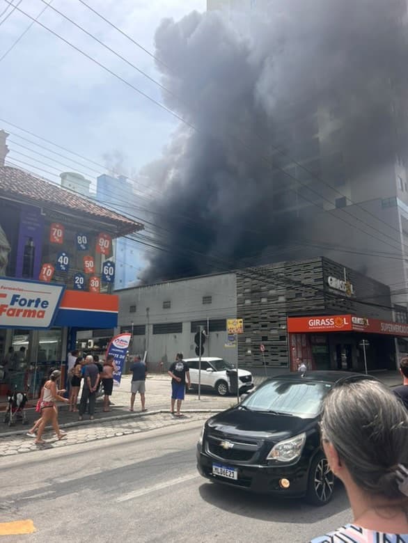 Destruição total em Itapema: incêndio consome mercado na Meia Praia no Natal