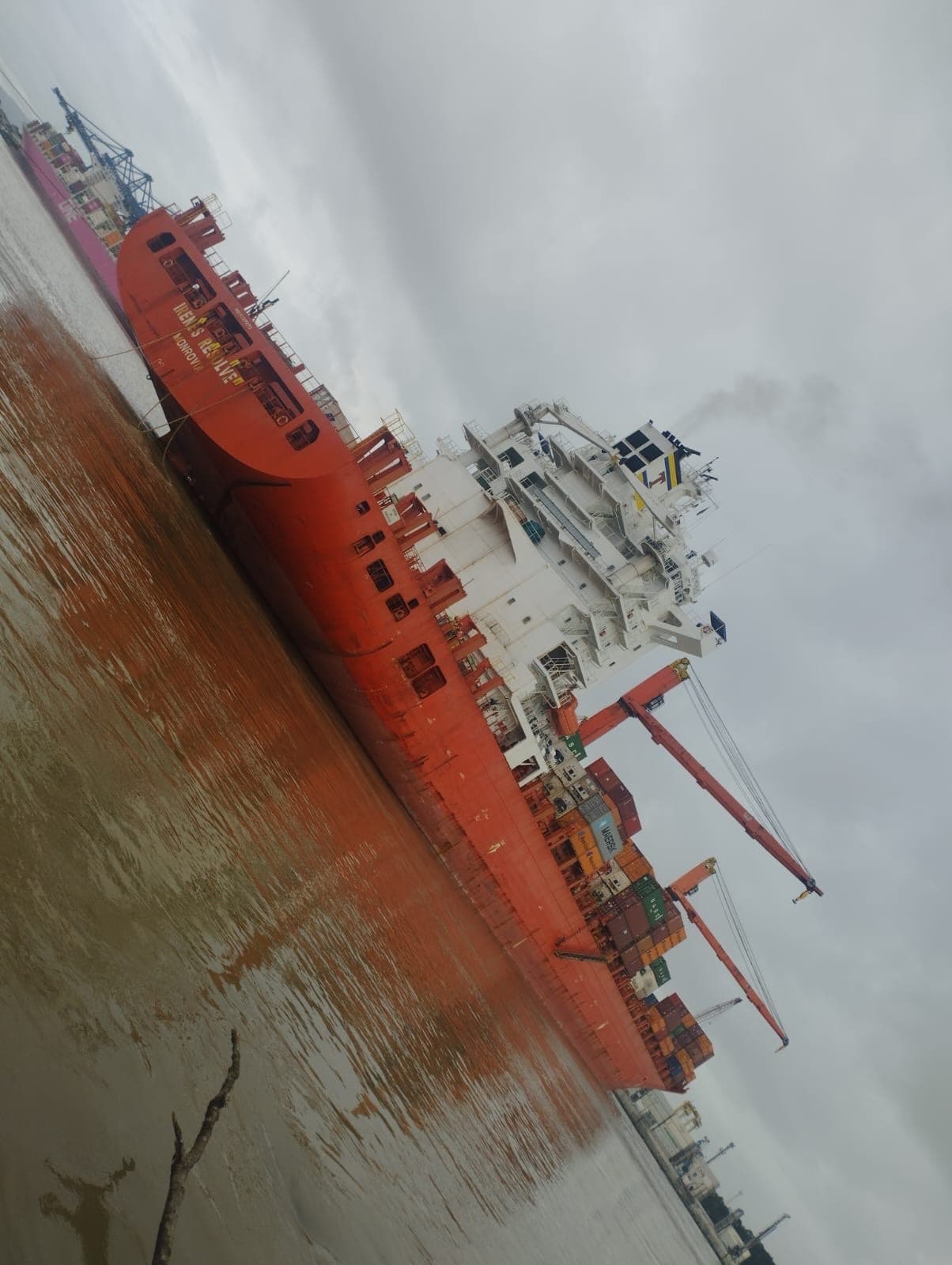 Navio se solta de cais em Itajaí, provoca pânico e deixa trabalhadores em risco