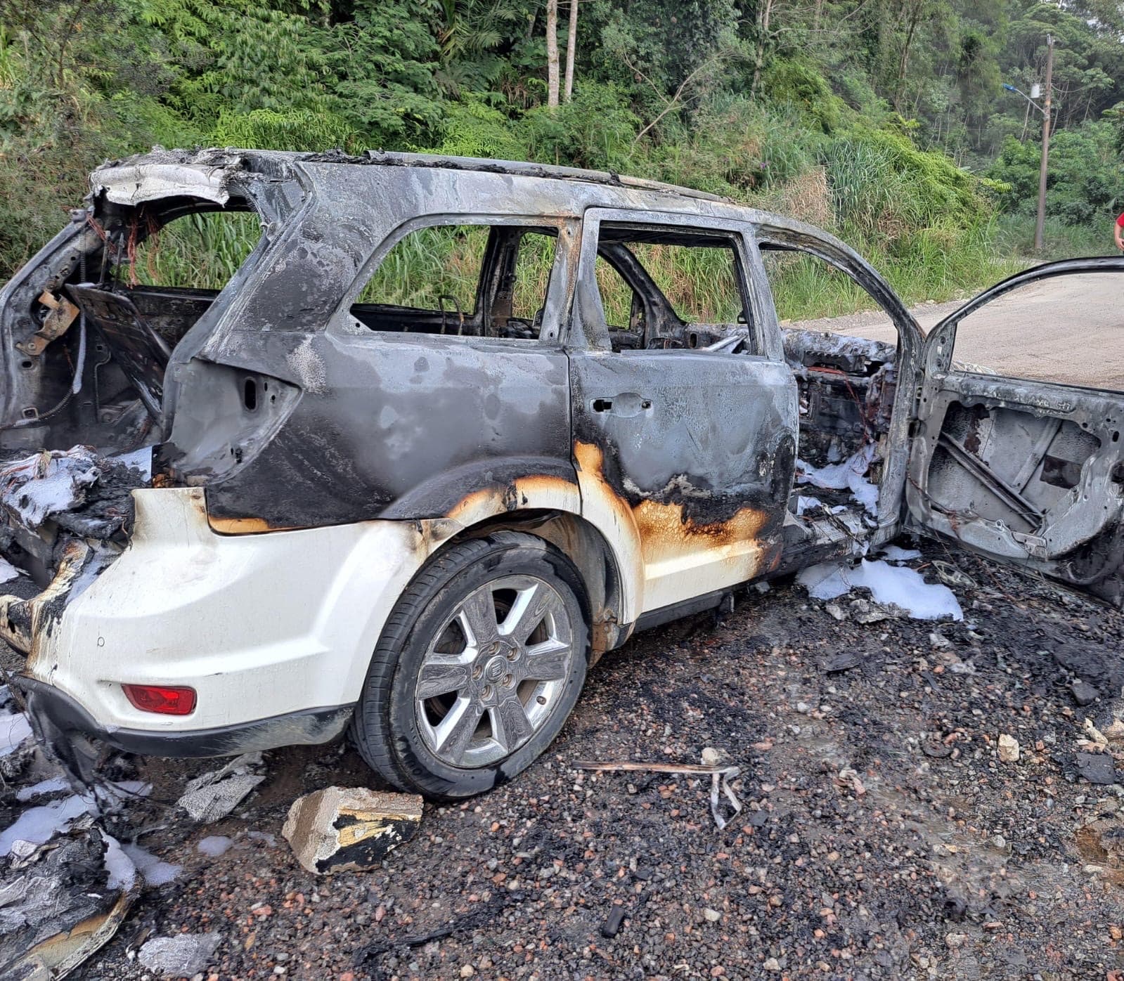 Carro em chamas é abandonado em ladeira perigosa em Itapema