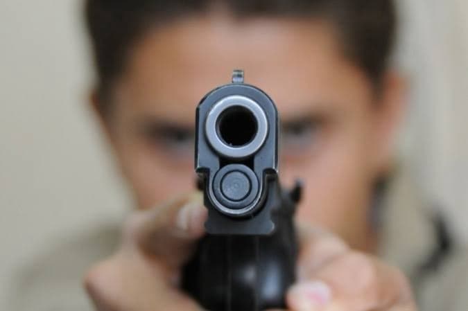 Execução brutal: jovem de 24 anos é morto a tiros dentro de casa em São José